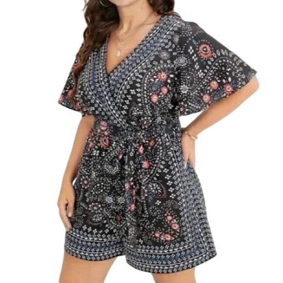 BloomChic Bandana Print Belted Pocket Surplice Neck Romper Black Size 26 NWT - Picture 1 of 16